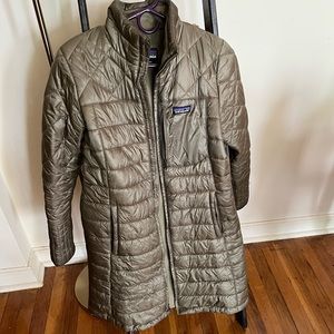 Patagonia medium gold/olive puffer